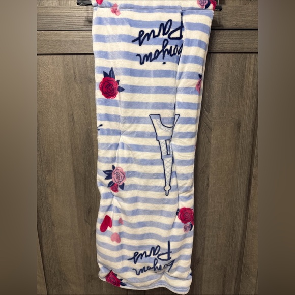 New Netflix Emily In Paris Soft Plush 50" x 70" Roses Throw Blanket Tag & Hanger - Picture 2 of 8